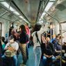 Ludzie w maseczkach w wagonie metra