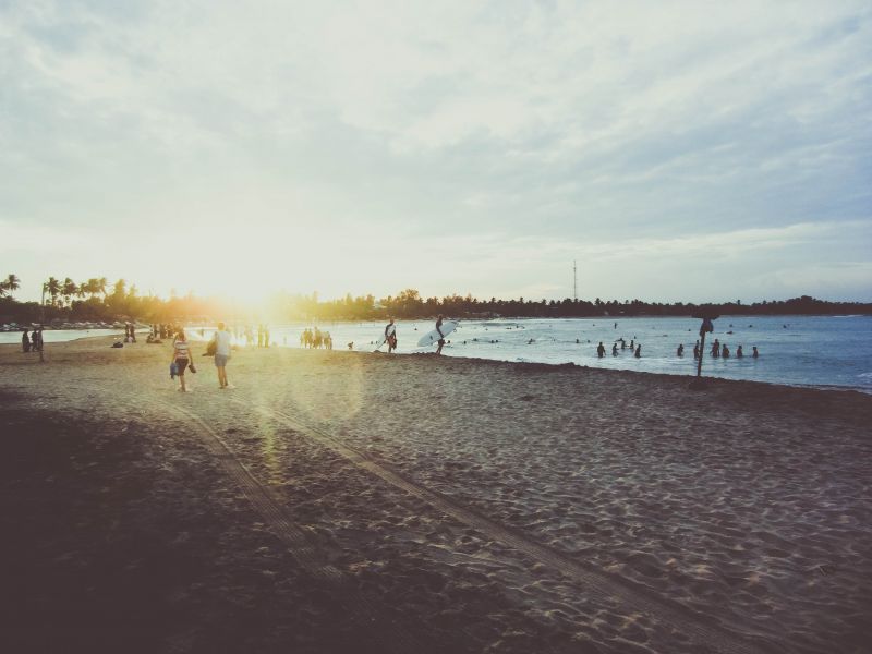 Plaża, spacerujący ludzie, słońce