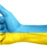 Ręka wskazująca gest uniesionego kciuka, w barwach ukraińskiej flagi