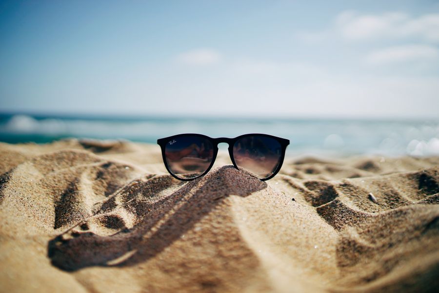 Okulary słoneczne na plaży