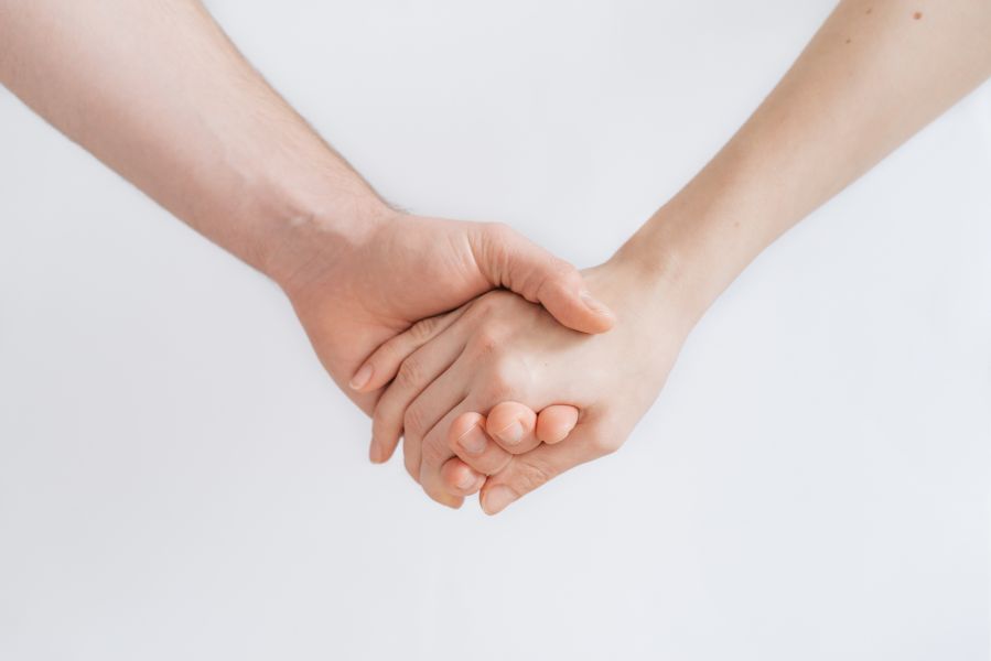 zdjęcie dwóch trzymających się dłoni